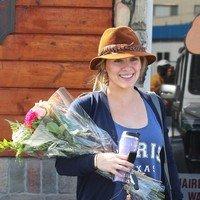 Pregnant Hilary Duff receives flowers from a paparazzo | Picture 88896